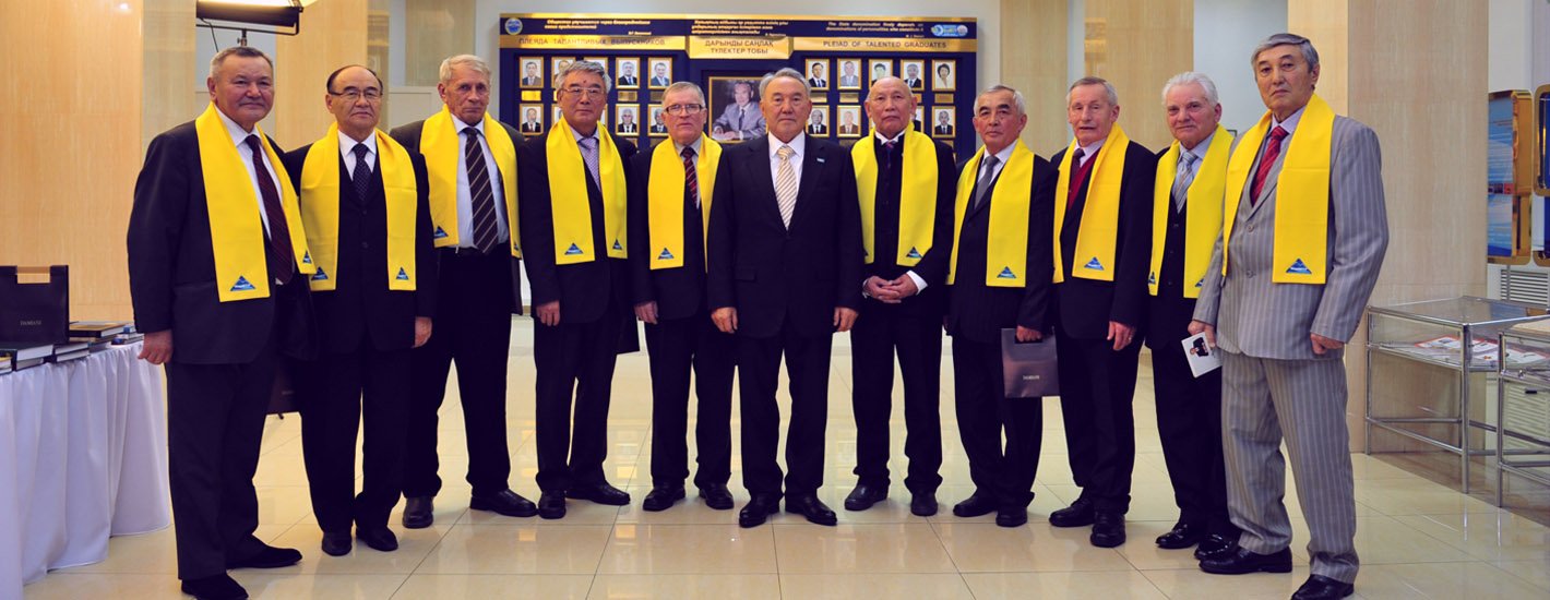 Президент РК Н.А.Назарбаев с соратниками в КарГТУ